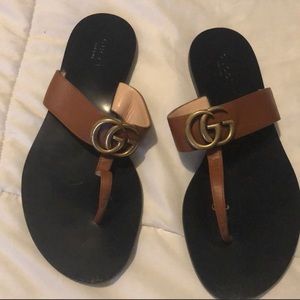 Gucci leather thong sandal with double G